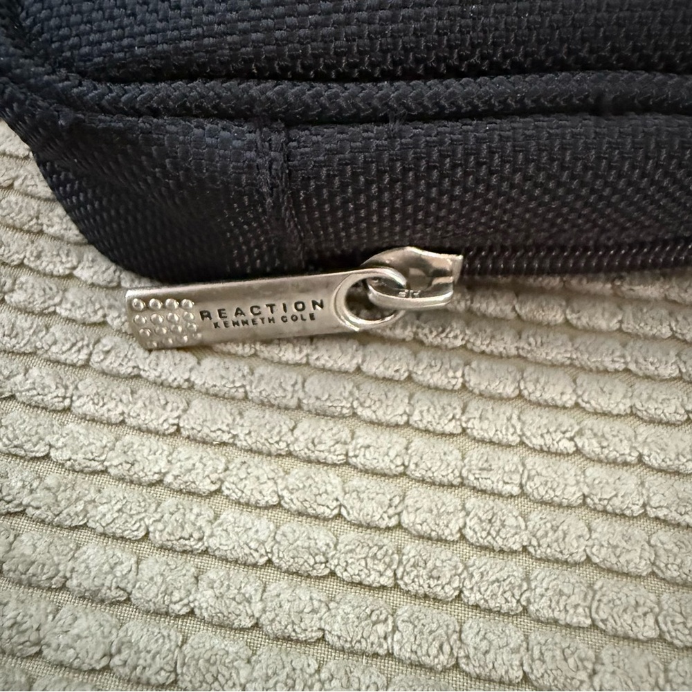 Kenneth Cole Reaction Digital Camera Case - Picture 3 of 6